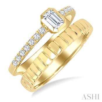 14 Karat Yellow Gold Emerald Shape Bezel Emerald And Round Brilliant Cut Diamond Fashion Open Ring 0.50 Ct
Ring Size : 7