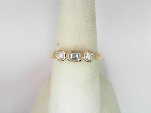 14 Karat Yellow Gold Round BrilliantAnd Baguette Cut Diamond Ring 0.30 Cts
Ring Size: 7.5