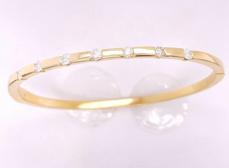14 Karat Yellow Gold  Bangle Burnished Set Bracelet With 7=0.77Tw Round Diamonds 
Length/Size: 6.5
