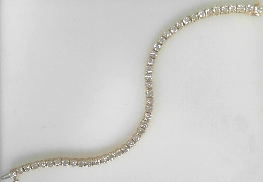14 Karat Yellow Gold Tennis Bracelet With 44=6.88Tw Round Diamonds 
Length/Size: 7
