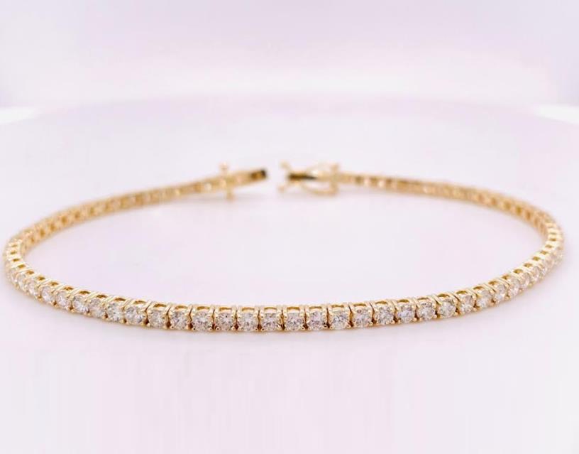14 Karat Yellow Gold Tennis Bracelet With 72=3.00Tw Round Diamonds 
Length/Size: 7''