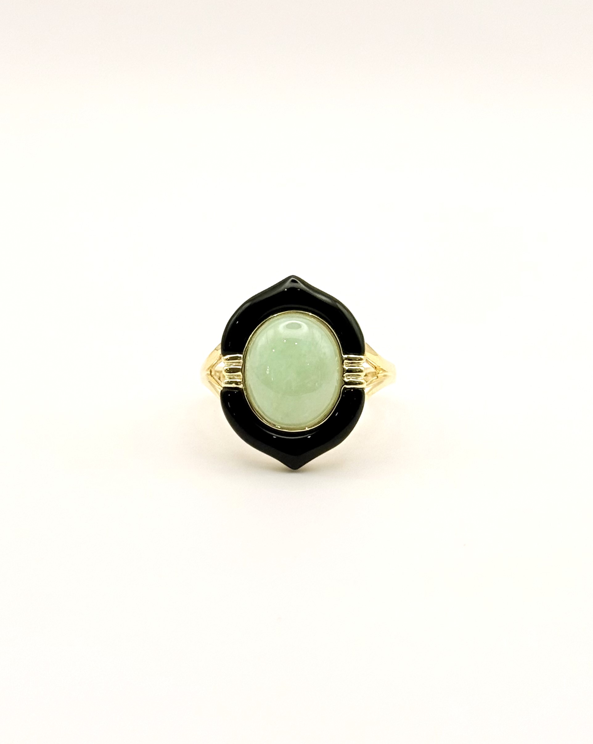 Estate14 Karat Yellow Gold & Black With Oval Jade Aprox 12.00X9.00mm Ring
Ring Size: 9