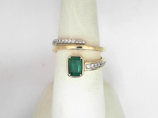 14 Karat Yellow Gold 0.48 Cts Emerald Cut Emerald With 0.25 Cts Round Brilliant Cut Daimond Ring 
Ring Size: 7.5