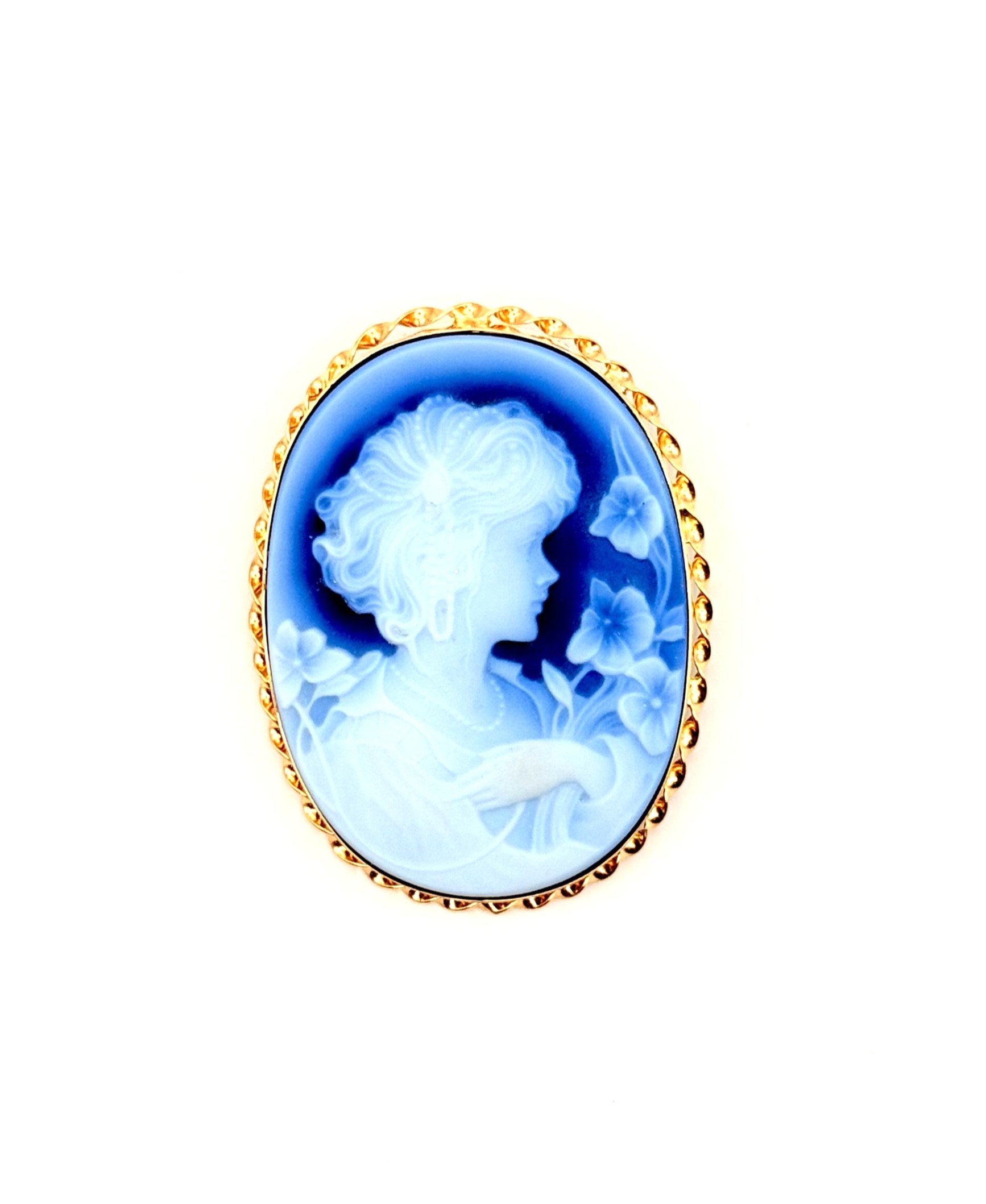 Estate 14K Yellow Gold Blue Agate Woman Cameo Pendant/Brooch
Approx 40mm