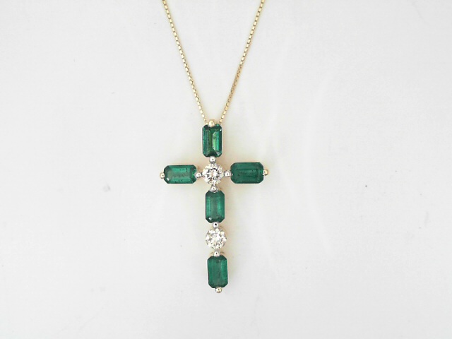 14 Karat Yellow Gold 1.28 Cts Emeralds With 0.27 Cts Round Brilliant Cut Diamond Cross
Length: 18 Inch