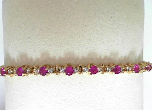 Estate 14 Karat Yellow Gold 3Ctw Ruby & 1Ctw Diamond Bracelet

Very Good Condition