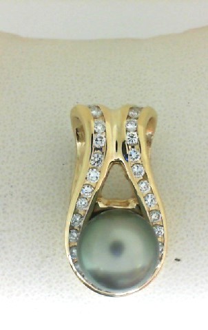 Estate 14 Karat Yellow Gold  Black Pearl 10.5mm  With 0.93 Ct Diamond Enhancer
7.6  grams

Very Good Condition