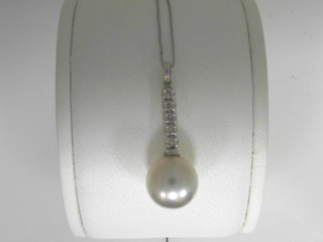 Estate 14 Karat White Gold 9mm Pearl & Diamond  Pendant 0.14 Ct On 18 Inch Chain

Please Keep In Mind That When Buying Estate Items You Are Purchasing Something That Is Pre-Loved. Most Estate Items Show Signs Of Wear, But That Is Also What Makes Them So