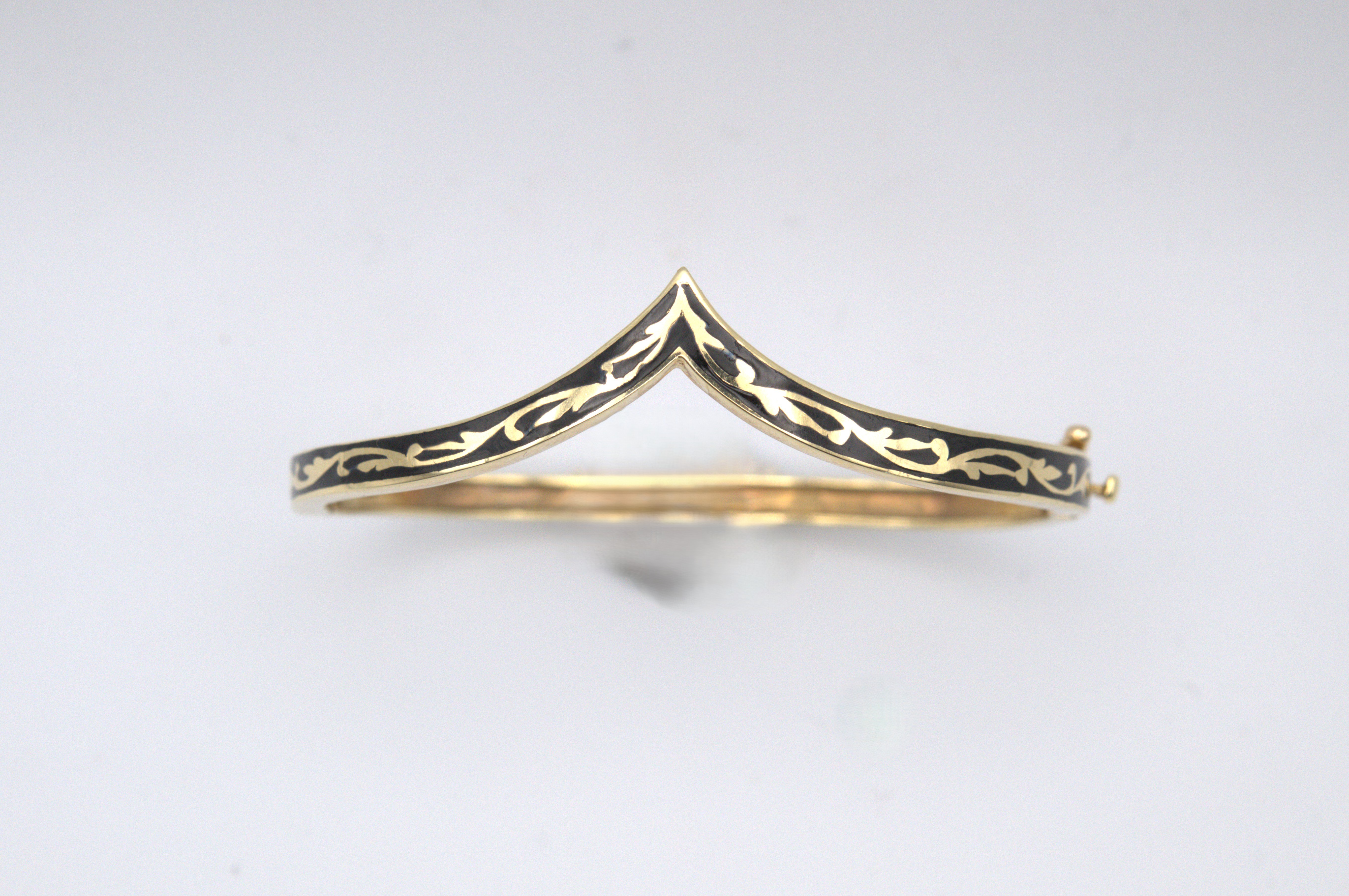 14K Gold Estate Chevron Black Enamel Bangle