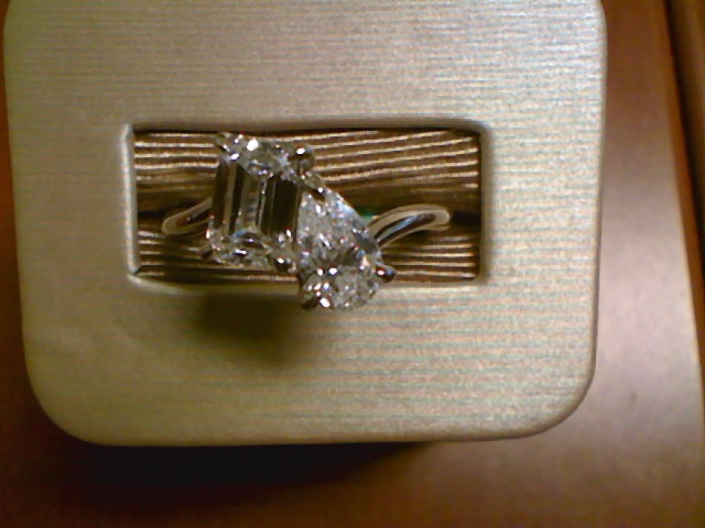 EMERALD/PEAR 2 STONE 2.04CT