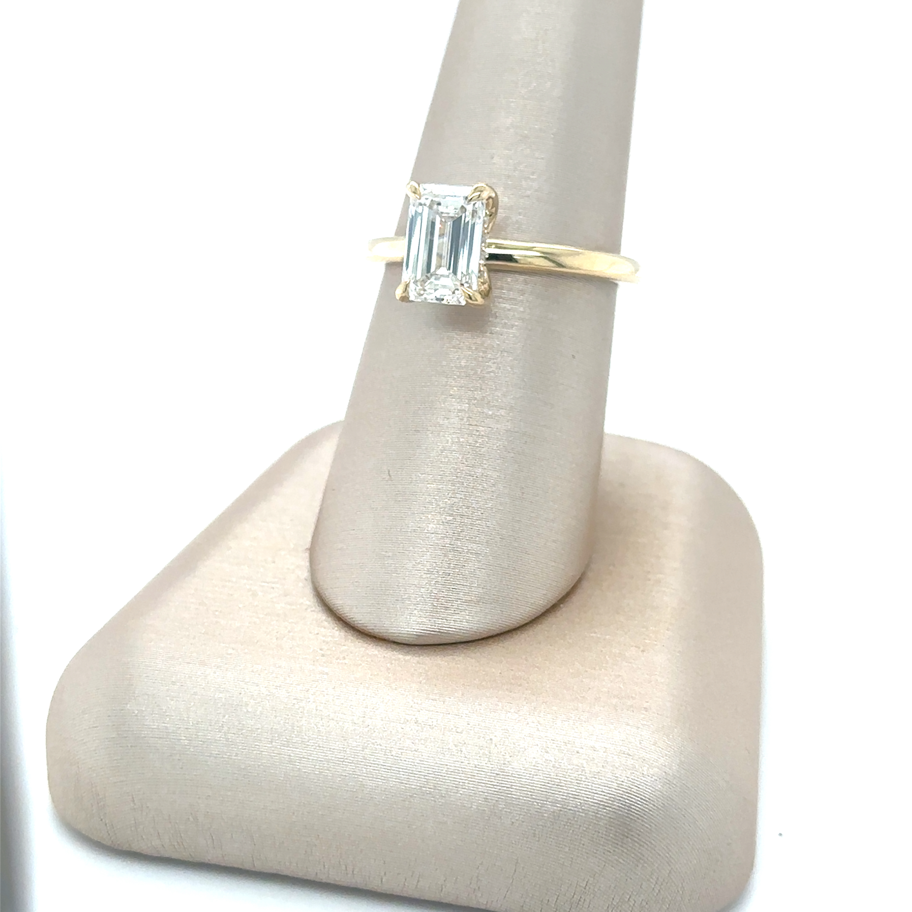 LAB 1.57CT EMERALD SOL WITH HIDDEN HALO