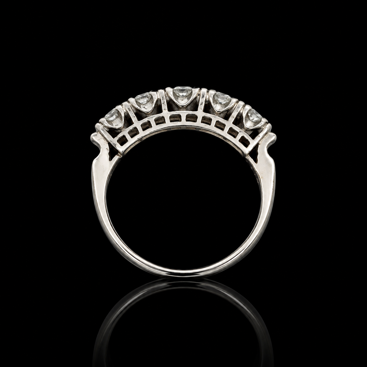 Estate Ring 5 Round Brilliant Cut Diamond 0.51 cttw  G-H VS1-SI1 Platinum 3.04g. All Weights Estimated.