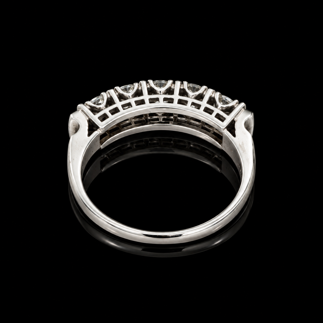 Estate Ring 5 Round Brilliant Cut Diamond 0.51 cttw  G-H VS1-SI1 Platinum 3.04g. All Weights Estimated.