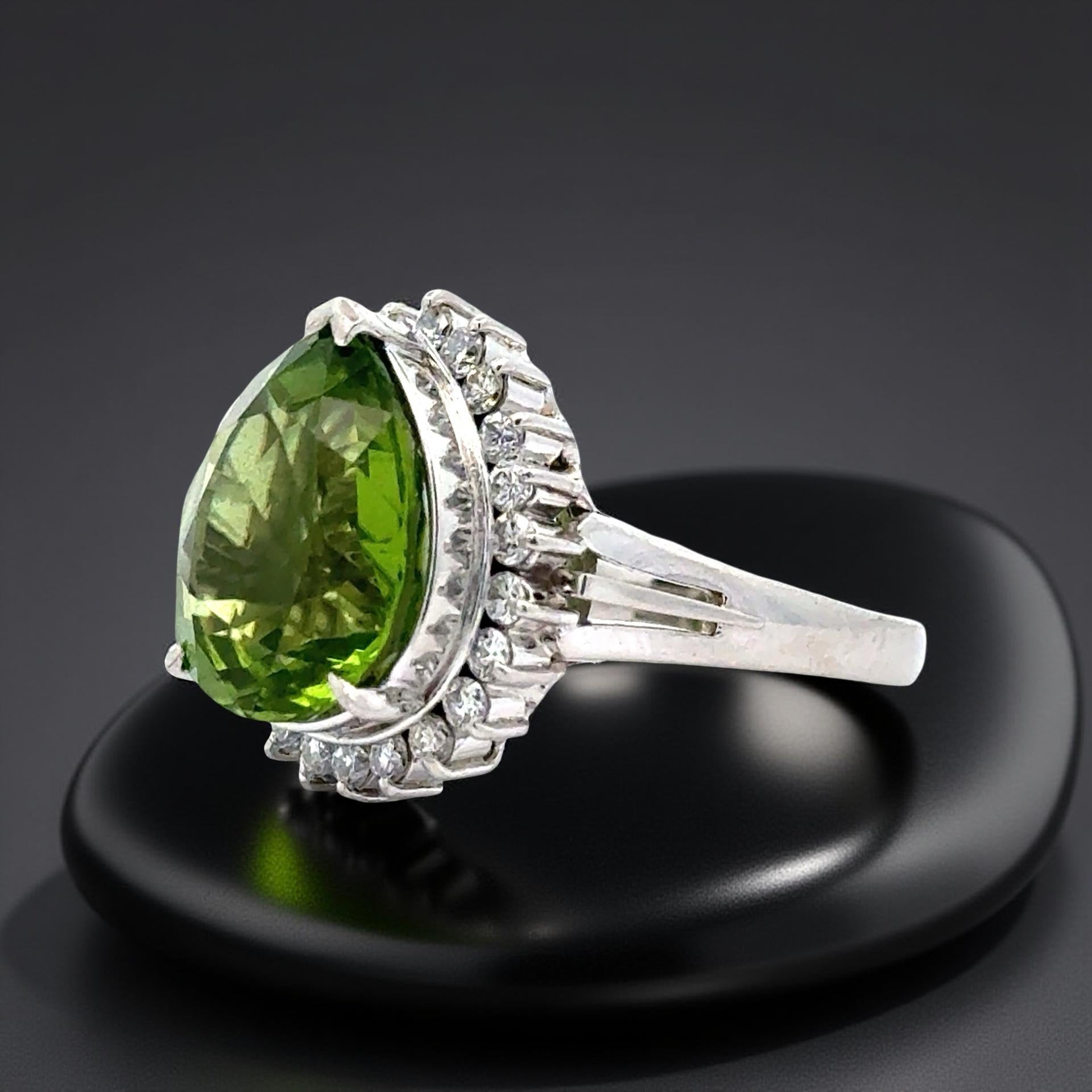 Estate Ring, 23 Round Brilliant Cut Diamond 0.50 ct  G-H VS1-SI1,1 Peridot Pear Shape 7.16 ct  Platinum 9.17g