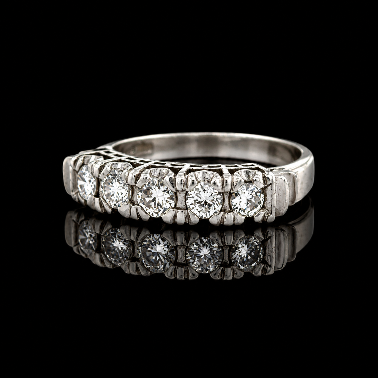 Estate Ring 5 Round Brilliant Cut Diamond 0.51 cttw  G-H VS1-SI1 Platinum 3.04g. All Weights Estimated.