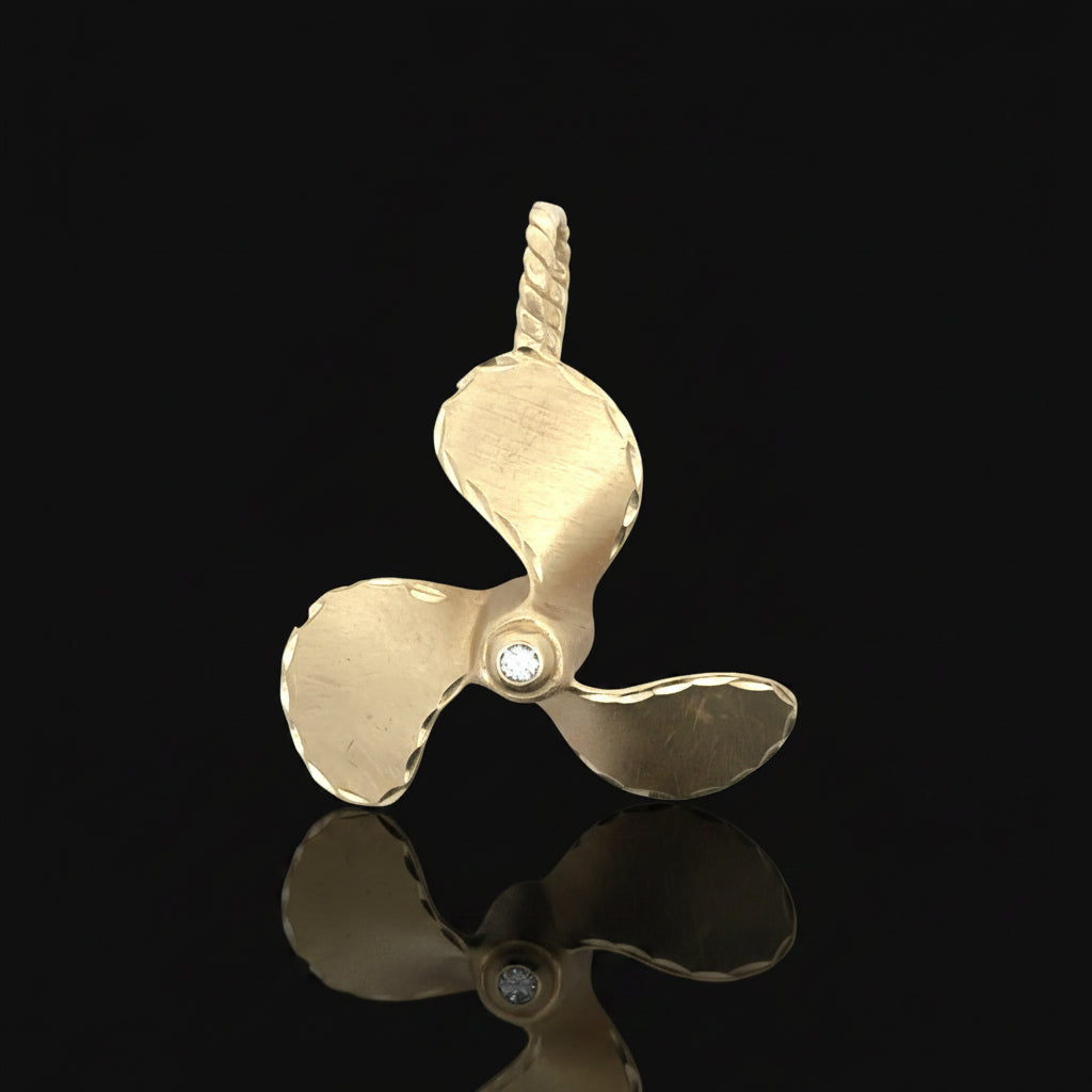 Italian Pendant 1 Round Brilliant Cut Diamond 0.10ct H VS2, 14K Yellow Gold 8.30g. All weights estimated.