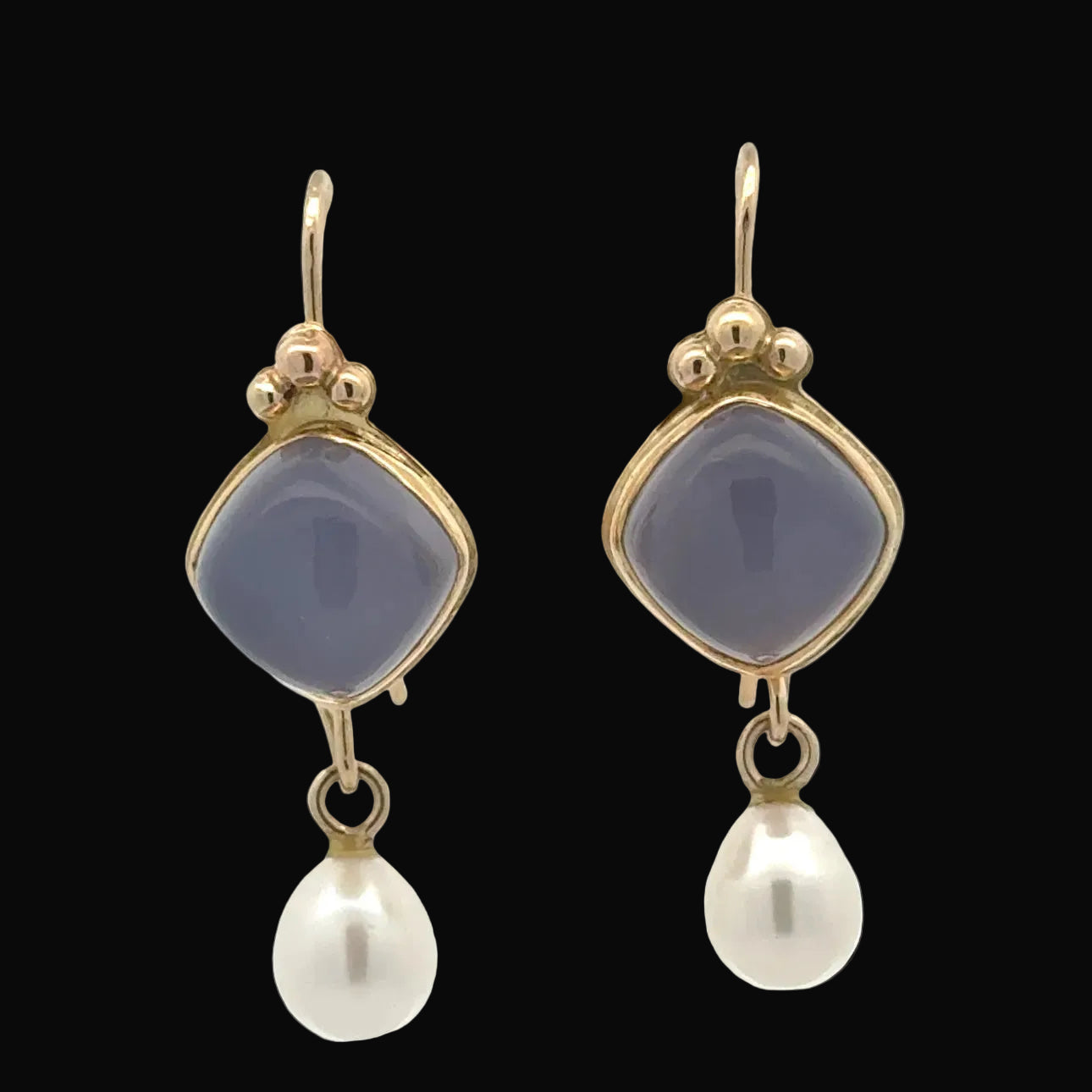 Designer Mazza Earrings, 2 Chalcedony Cabochon 4.00cttw, 2 Freshwater Pearls 6.5mm 14K/18K Yellow Gold 6.10g. All weights estimated.