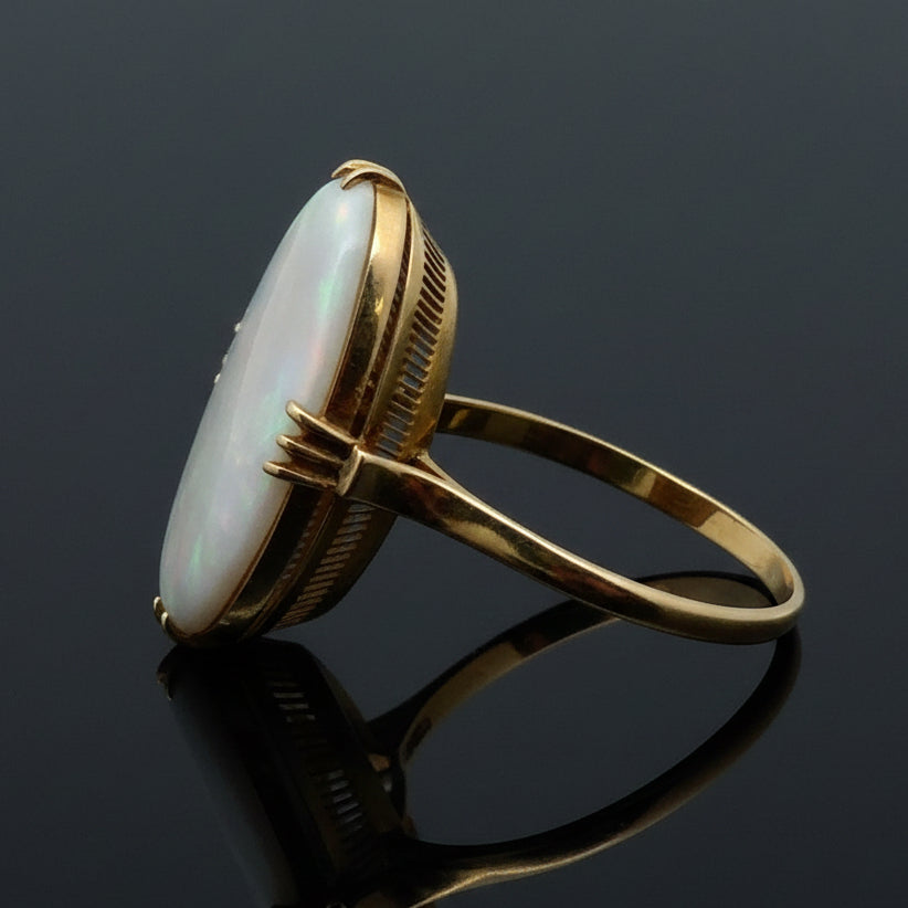 Estate Ring 1 Opal Cabochon 18K Yellow Gold 3.22g. All Weights Estimated.