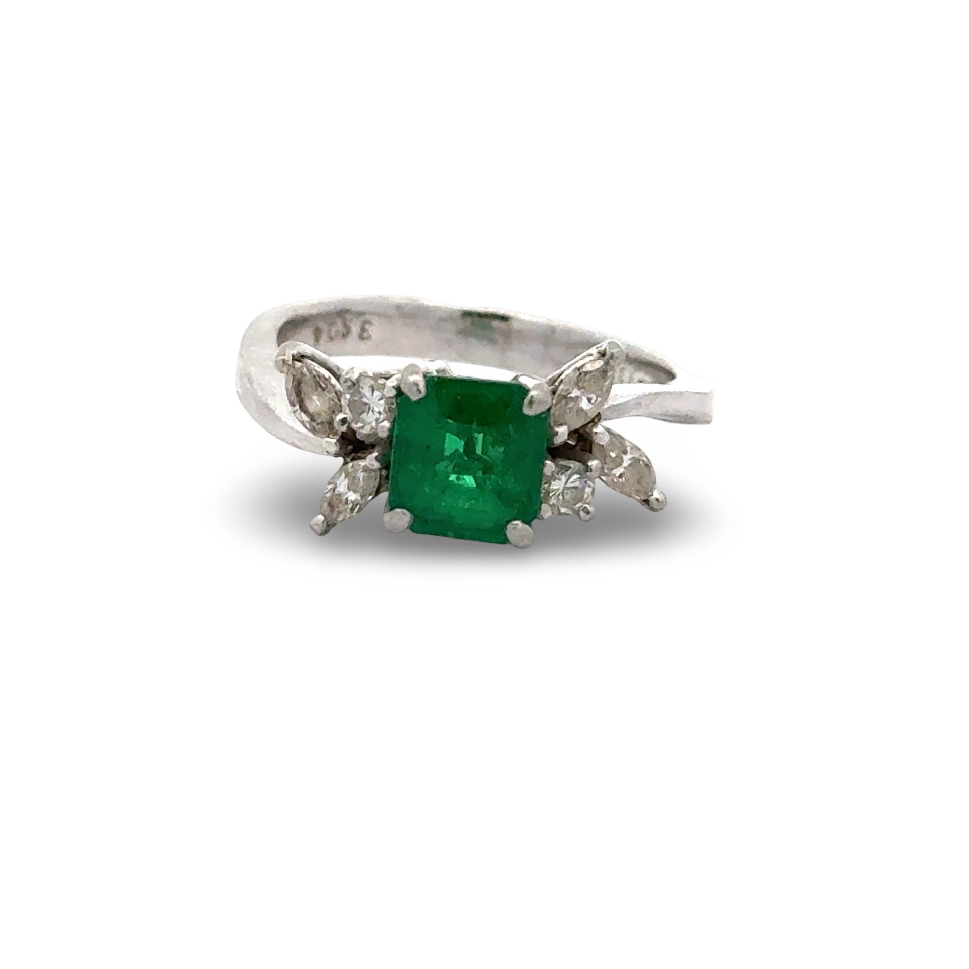 Sena Ring, 6 Mixed Cut Diamond 0.50 ct  J-L VS1-SI2,1 Emerald Princess Cut 1.20 ct  Platinum 5.48g