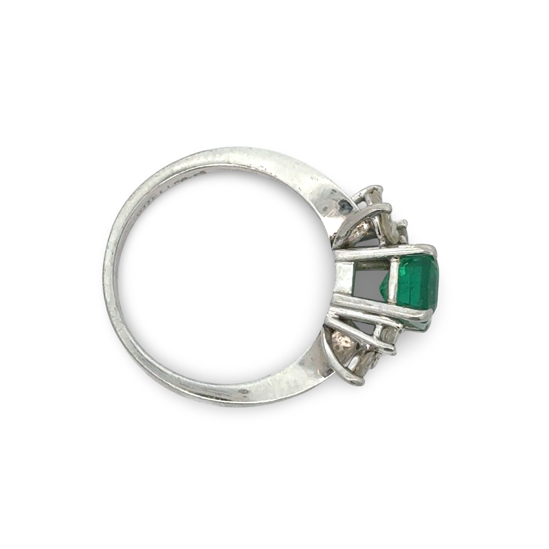Sena Ring, 6 Mixed Cut Diamond 0.50 ct  J-L VS1-SI2,1 Emerald Princess Cut 1.20 ct  Platinum 5.48g