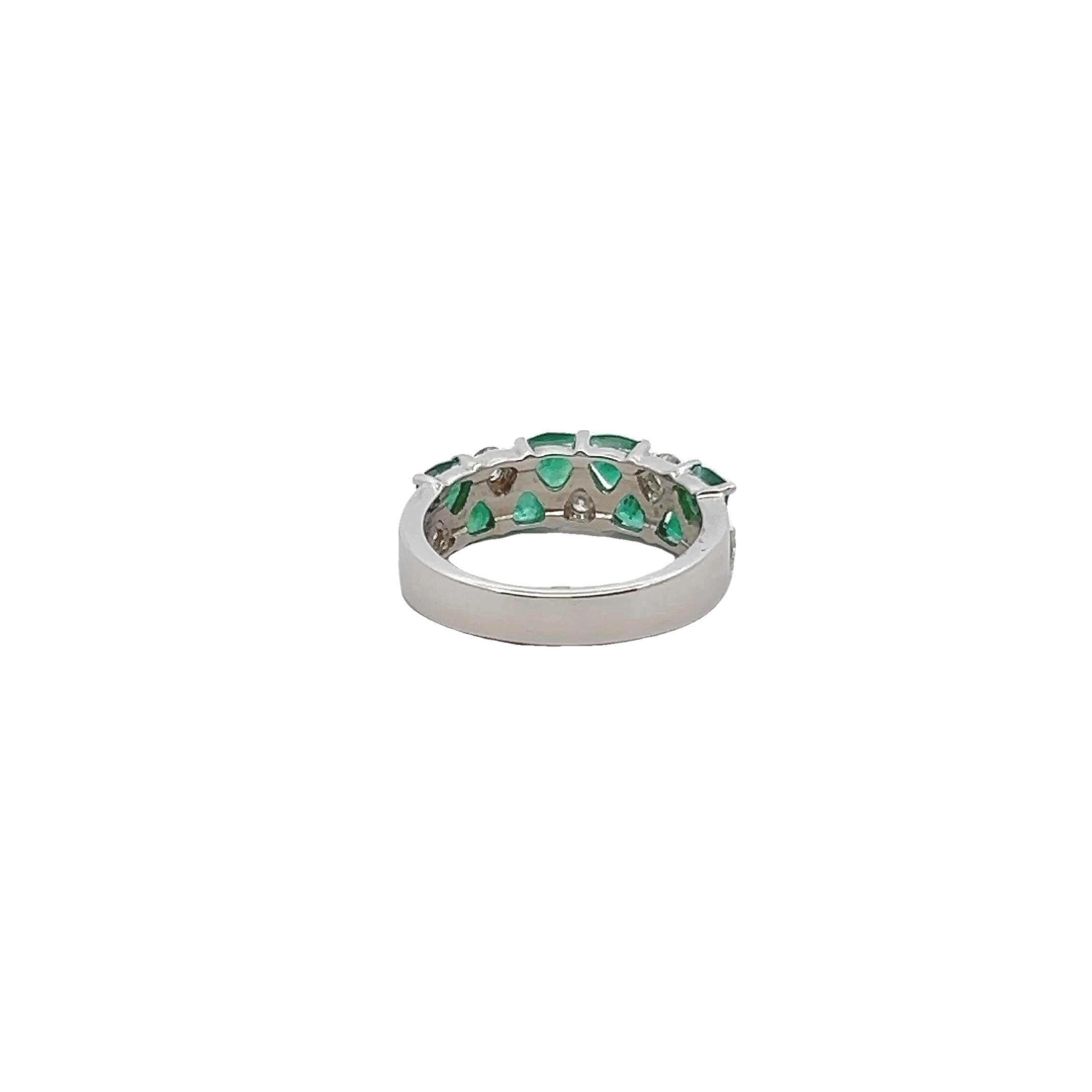 18k White Gold Emerald Fashion Ring