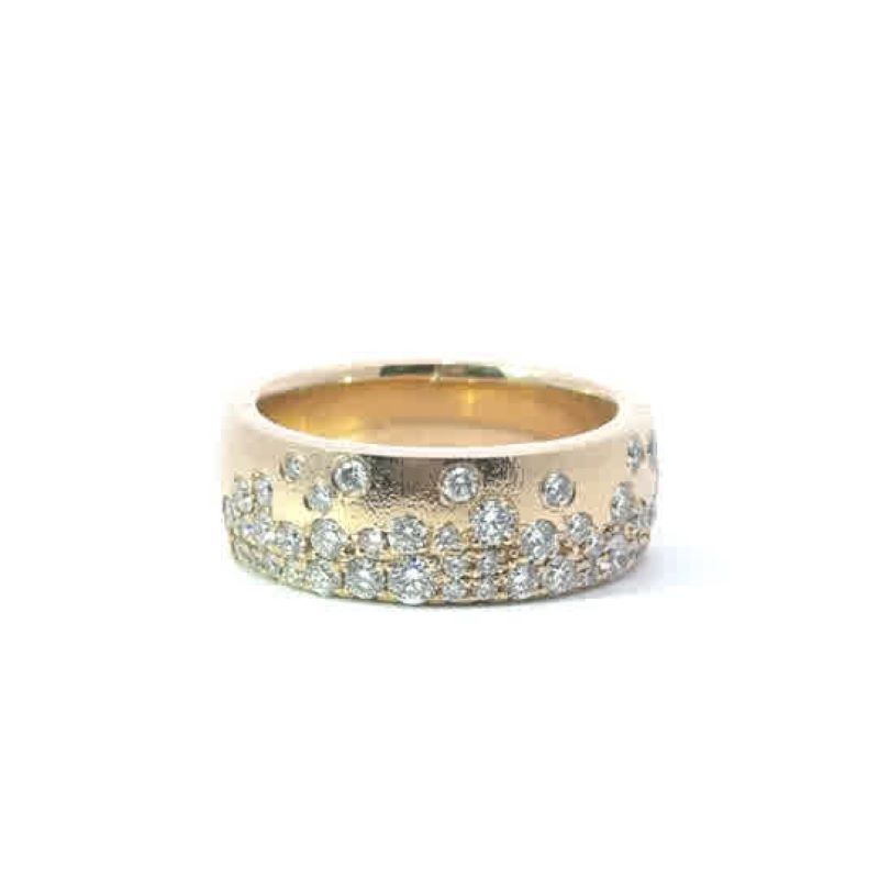 Elegant Diamond-studded Gold Ring