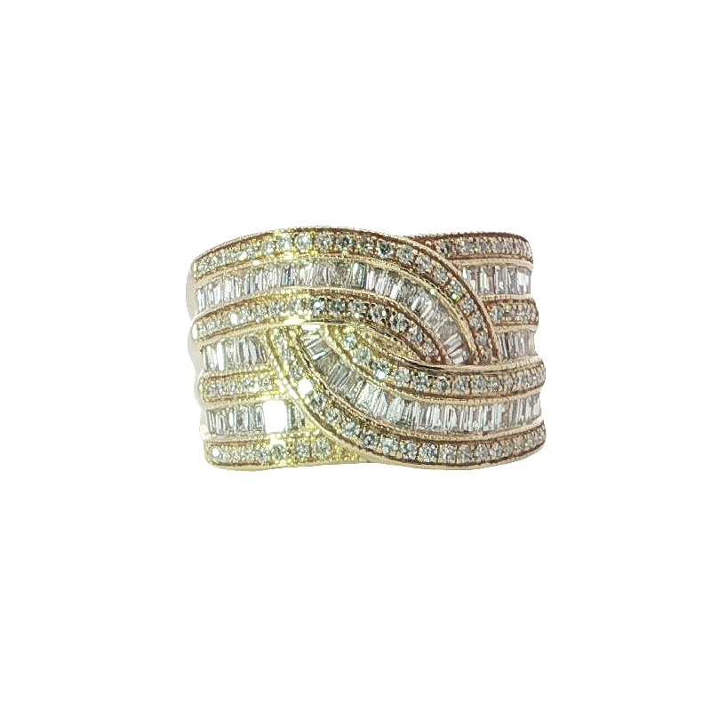 Exquisite Yellow Gold Band Ring With Baguette Cut Diamonds