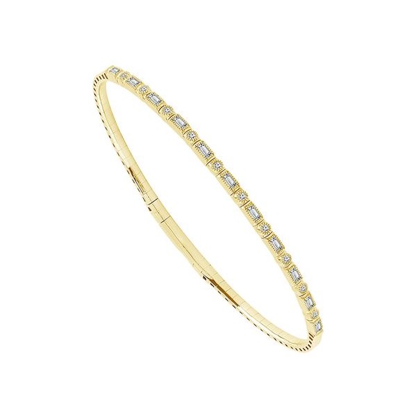 Elegant Gold Bangle With Diamonds