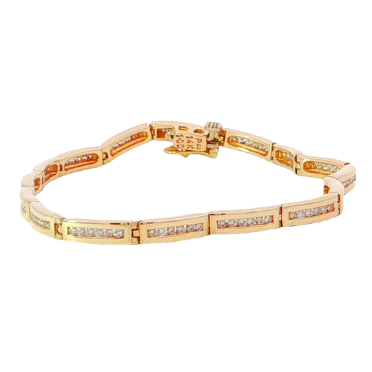 Elegant Yellow Gold Bracelet With Round Brilliant Cut Diamonds