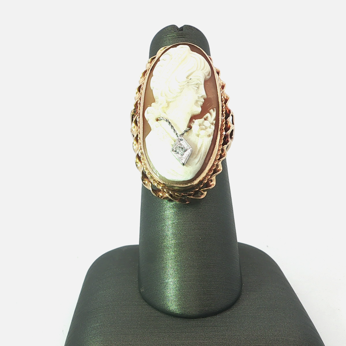 Vintage-style Agate Cameo Cocktail Ring In Yellow Gold
