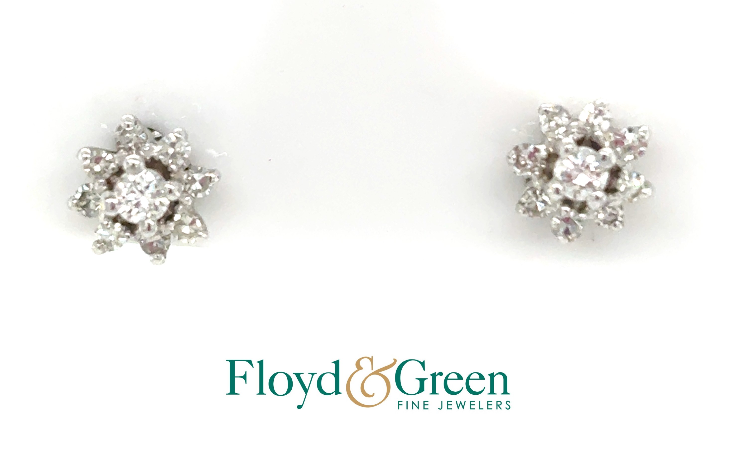 Cluster 14 Karat White Oval 0.08ct Diamonds Earrings H VS1