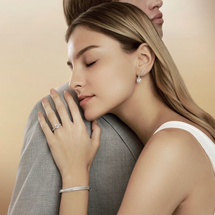 1.15 ctw. Vela Crossover Bangle in 18K White Gold