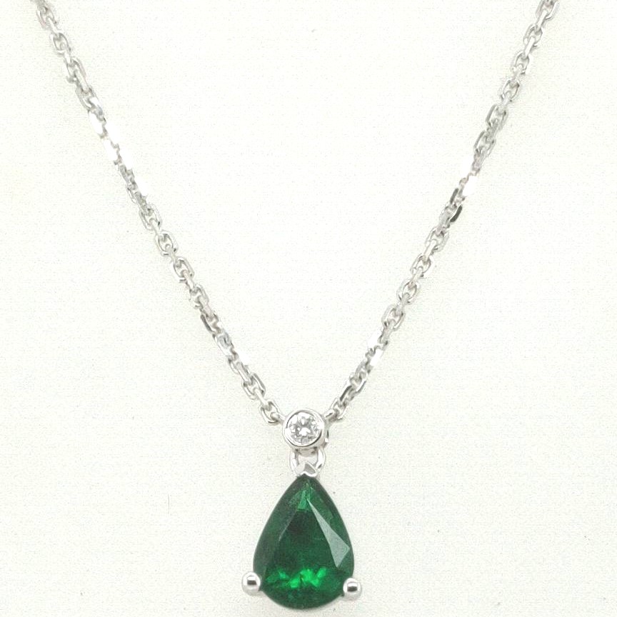 18k White Gold 1.16ct Pear Emerald / 0.03ct Round Diamond Drop Pendant Necklace 17