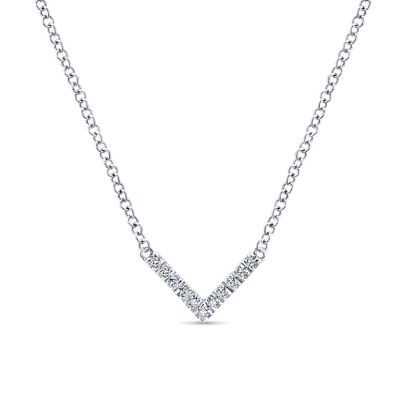 G&c .05cttw 14kt Wg Classic Diamond Chevron Necklace With 18in Chain G-i Vs1-si1 Serial# S2039168
