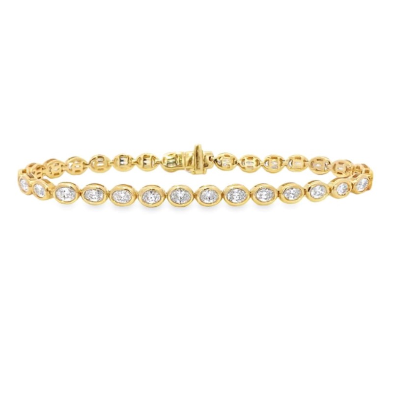 18 Karat Yellow Gold Diamond Bracelet Measuring 7.5 Inches