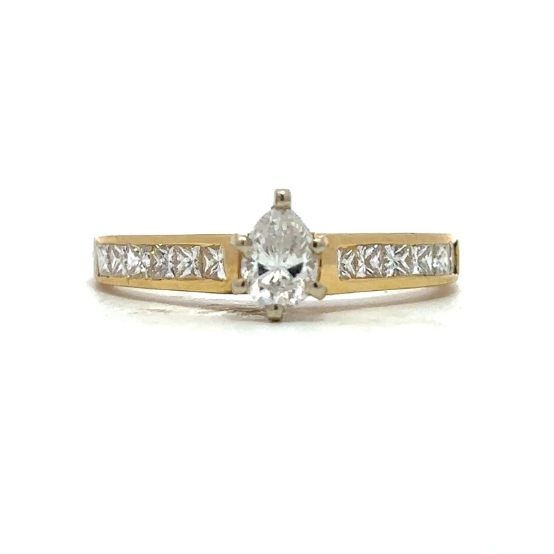 18 Karat Yellow Gold  Diamond  Ring