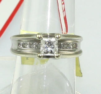 ESTATE LADIES 18KW DIAMOND BRIDAL RING HAVING ONE PC DIA PRG SET IN A RAISED CENTER SECT WEIGHING APP 0.55CT  IMP1/I