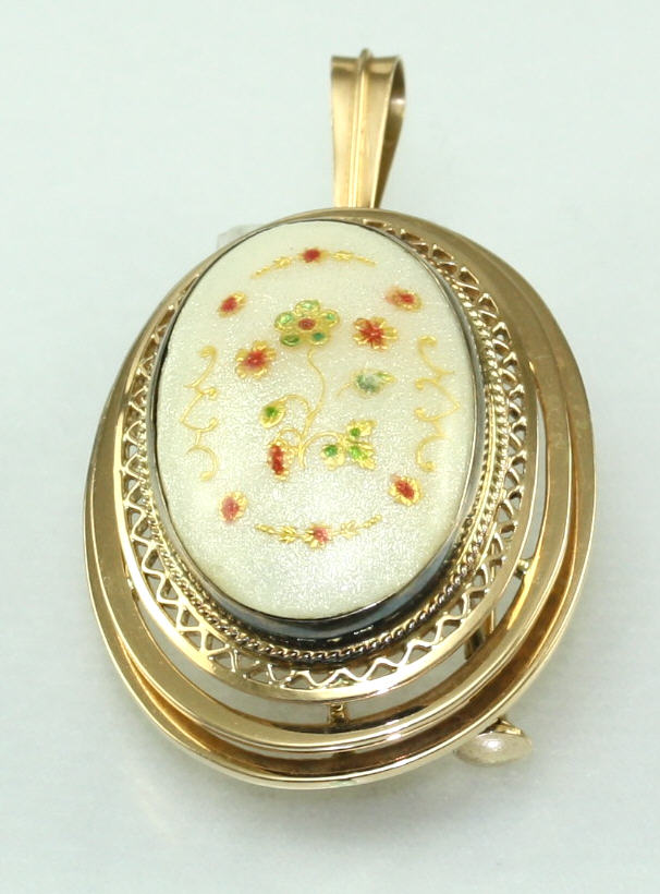 ESTATE LDS 14K YG HAND PAINTED OVAL BROOCH HAVING A WHITE DOMED ENAMEL CENTER SECTION WITH RED AND GREEN FLOWERS