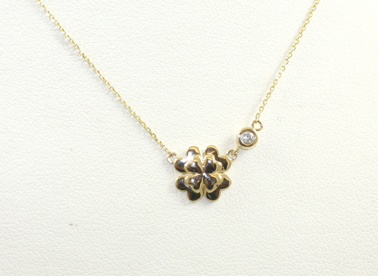 14 Karat Yellow Gold 4 Leaf Clover Diamond Station Suspended By Oval Link Chain Measuring 18