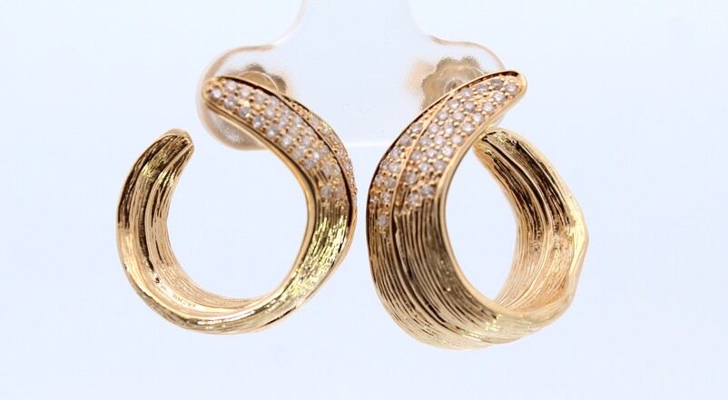 Estate 18 Karat Yellow Gold Diamond Earrings
