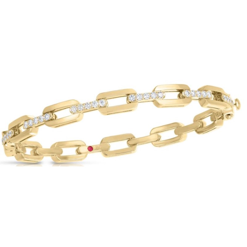 The 18 karat yellow gold bracelet contains alternating polished oval links and diamond pave bars across the front and alternating polished links and bars across the back. 30 Diamonds weigh