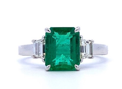 18 Karat White Gold Emerald And Diamond 3 Stone Ring