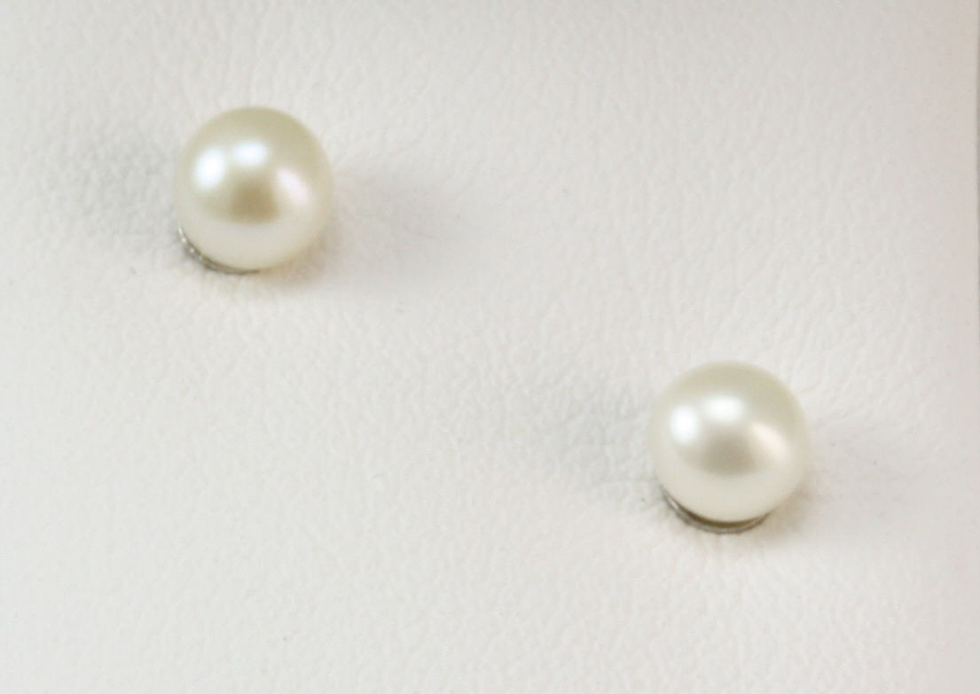 Kiddie Kraft Sterling Silver 3mm White Pearl Stud Earrings With Screw Backs.