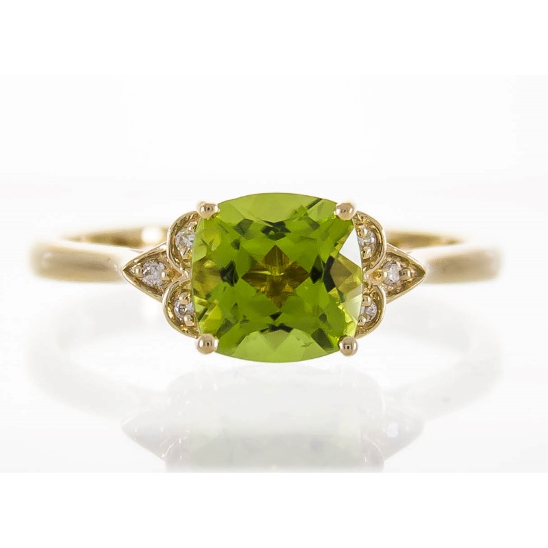 10 Karat Yellow Gold Peridot And Diamond Ring 10 Karat Yellow Gold Peridot And Diamond Ring