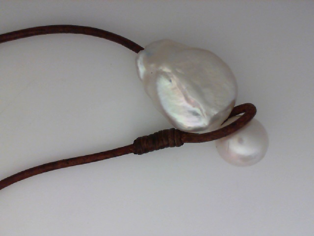 VINCENT PEACH SEAPLICITY NECKLACE WITH A LARGE FRESHWATER TISSUE PEARL ON PREMIUM LEATHER