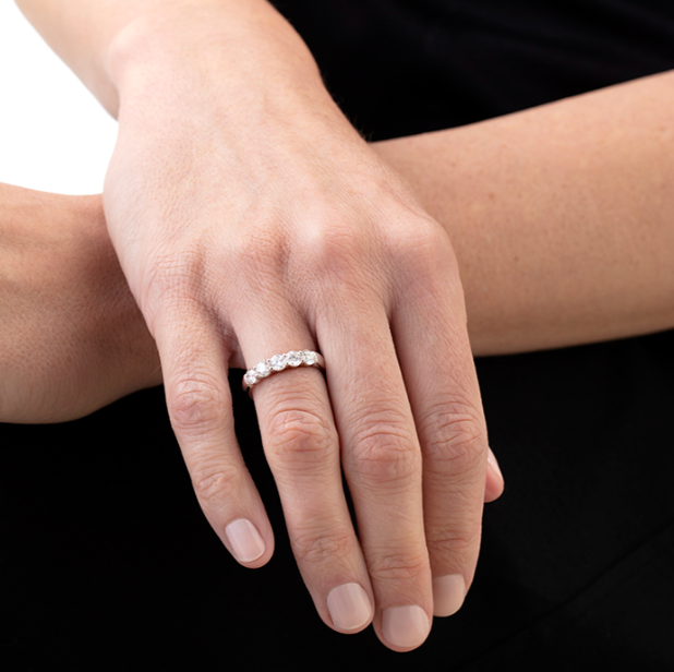 HEARTS ON FIRE 3/4ctw 5-Stone Diamond Siganture Band in 18K White Gold