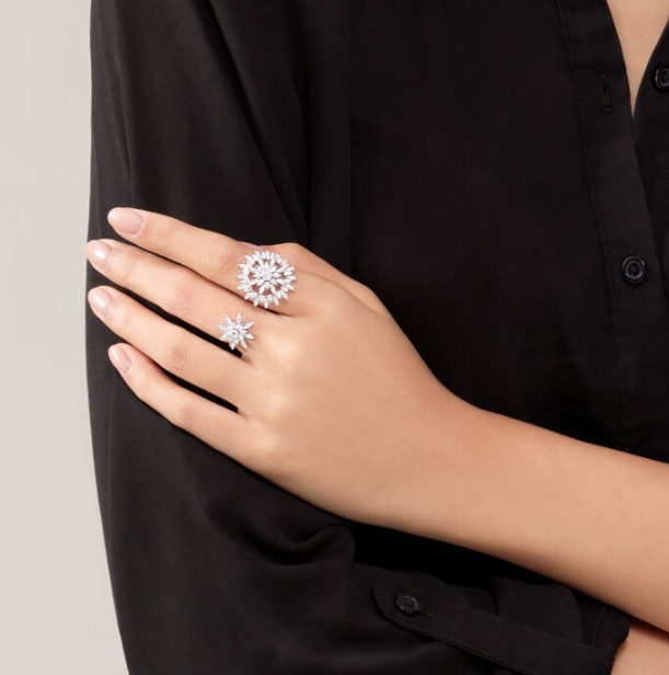 HEARTS ON FIRE 1 1/2ctw Diamond Aerial Sunburst Double Finger Ring in 18K White Gold